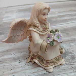 Sarah’s Angels August Figurine Peridot Birthstone Mindspring